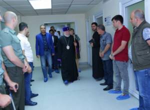 Կաթողիկոսը «Իզմիրլյան» կենտրոնում հանդիպել է քառօրյայի մասնակից զինվորականների հետ