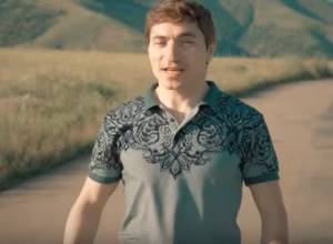 «Правой, Левой»: новая песня певца революции