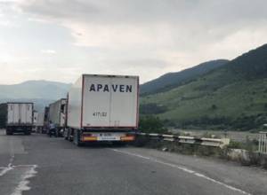 Լարսի անցակետում շարունակում են կուտակված մնալ հարյուրավոր բեռնատարներ.Aliq.ge
