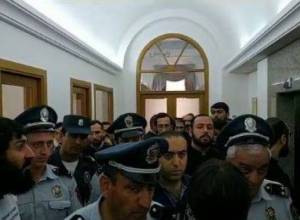 Protesters demanding resignation of Garegin II enter administrative building of Holy Echmiadzin