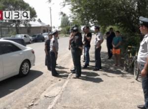 Ախուրյանցիները ճանապարհ են փակել, բողոքում են