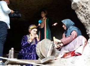 Ճախարակի պտույտը՝ թուրքմենական գոպուզի ուղեկցությամբ