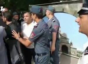 Բախում հոգեւորականների եւ ակցիայի մասնակիցների միջեւ