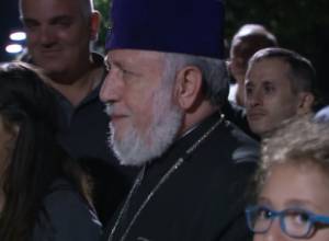 Մայր Աթոռում Գարեգին Բ-ին դիմավորեցին նրա աջակիցները