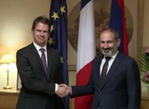 Վարչապետը տոնի առթիվ շնորհավորել է եւ այցելել ՀՀ-ում Ֆրանսիայի դեսպանատուն