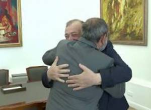 Վարչապետն ընդունել է անվանի լողորդ Շավարշ Կարապետյանին