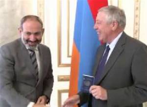 Նիկոլ Փաշինյանը Ֆրանսուա Ռոշբլուանին ՀՀ անձնագիր է հանձնել
