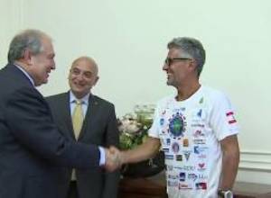 Մարսելաբնակ լեռնագնաց Արա Խաչատուրյանն Արմեն Սարգսյանին պատմել է խաղաղության վազքի մասին