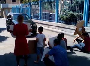 Refugees block street in front of UN