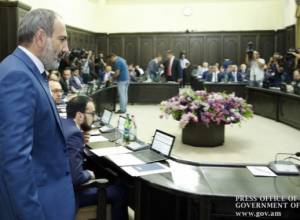 Live. Government session kicks off