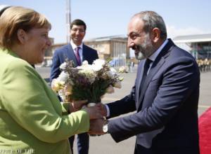 LIVE. Angela Merkel arrives in Armenia