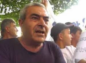 Եղեգնուտցիները բողոքում են նախկին գյուղապետից Կառավարության դիմաց