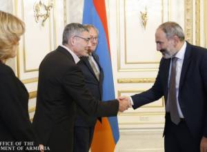 PM holds meeting with France-Armenia Senate friendship group