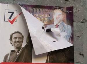 Есть случаи закрытия агитационных плакатов соперников