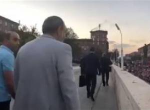 Դադարեցրե՛ք շարասյունով գնալը՝ նույն համարներով,  նույն գույնի կոշիկներով ու նասկիներով