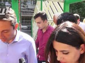 Հայկ Մարությանը սելֆի է անում  քաղաքացիների հետ