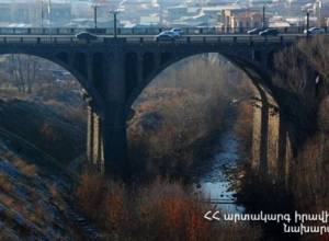 Citizen trying to commit suicide. Rescuers at scene
