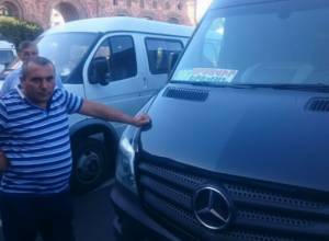 Drivers of Yerevan-Armavir route protesting in front of government building