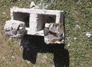 Жидкость с запахом алкоголя в бетонной плитке