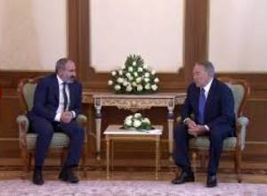 Փաշինյանը Նազարբաեւի հետ