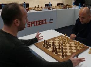 Arthur Abraham plays chess with Magnus Carlsen