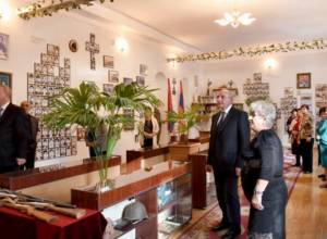 Бако Саакян в гостях у родственников без вести пропавших воинов-освободителей