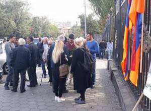 Акция протеста напротив НС: требуют амнистии пожизненно заключенных