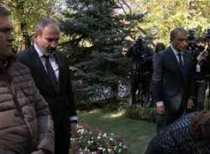 Նիկոլ Փաշինյանն ու Արա Բաբլոյանը ԱԺ-ում հարգանքի տուրք մատուցեցին Հոկտեմբերի 27-ի զոհերի հիշատակին