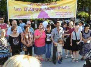 Пытались проникнуть на территорию Первопрестольного Эчмиадзина