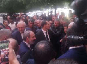 Փաշինյանը մոտեցել է ուրցաձորցիներին և խոստացել լուծել նրանց հուզող խնդիրը