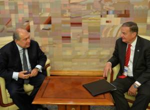 Армен Саргсян встретился с Джеймсом Джонсом