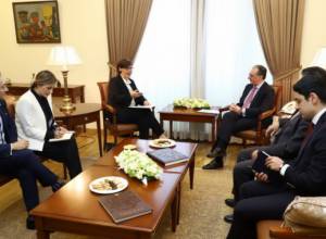 Исполняющий обязанности министра ИД принял армянскую делегацию МККК