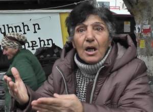 «Продаю одежду, чтобы не умереть с голоду»