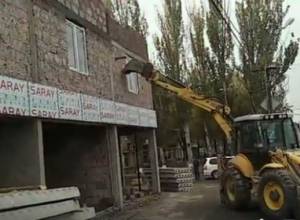 Решением мэра, демонтируется незаконная постройка площадью свыше 1100 кв. м