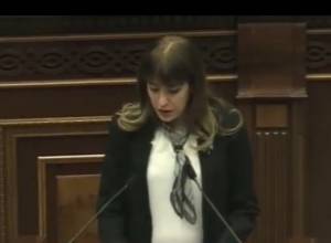 Должно же так вести человеку: Шармазанов – Наире Карапетян