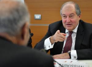 Президент предложил рассмотреть возможности восстановления старых построек в Гюмри