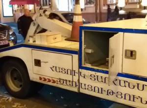 На улице Абовяна эвакуируют автомобили