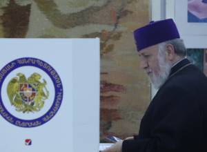 Catholicos of All Armenians Garegin II votes in Etchmiadzin