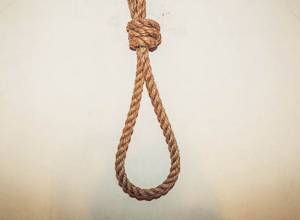 Повесился на веревке под мостом