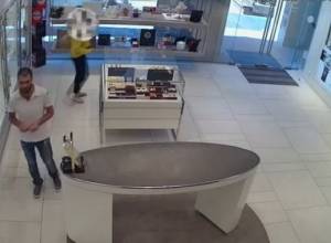 Из магазина-салона часов похитили ручные часы марки “Капо”