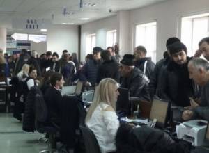 Страшные очереди для регистрации автомобилей