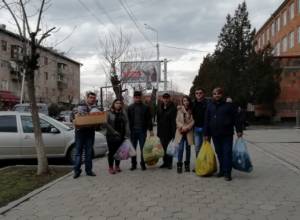 Группа молодых людей в Армавире помогают неимущим семьям