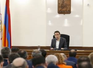 Քաղաքապետը խոստացավ լրագրողների հետ խոսել Արամի 23 շենքի մասին