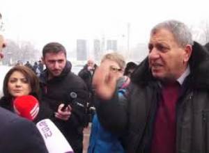 Լեզվակռիվ քաղաքապետարանի դիմաց