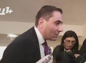 На СМИ Армана Бабаджаняна – флаг США: Арман Абовян