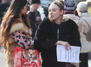 Isn't it funny to pay for the hamster? - demonstrator