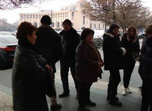 Мэрия подкладывает нам под голову мягкую подушку: торговцы