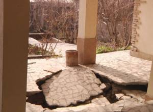 В Сари таге рушится дом вследствие оползня