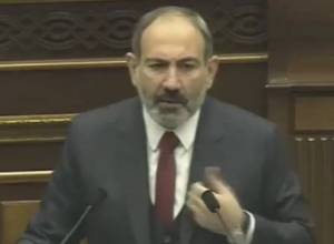 Сотрудников гюмрийского аэропорта уговаривают работать