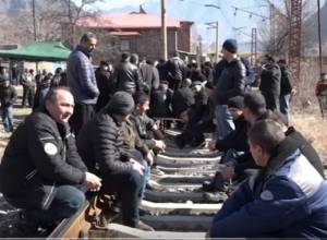 Լարված իրավիճակ. Ալավերդու Պղնձաձուլարանի աշխատողները փակել են Երեւան-Թբիլիսի երկաթգիծը